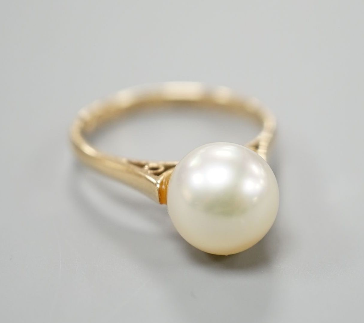 A modern 14k and single stone cultured pearl set ring, size H/I, gross weight 2.1 grams.